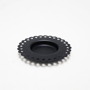  BAKKE SORT MED HJERTER I KANTEN 13 CM